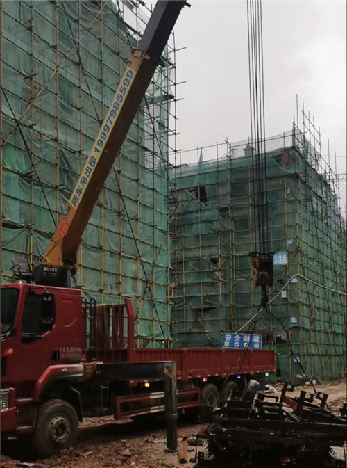 明山区“慢工细活”—— 吊车的 “微动控制” 技术